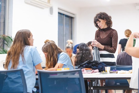 Gambale espère éduquer les jeunes sur les joies de la mode durable.