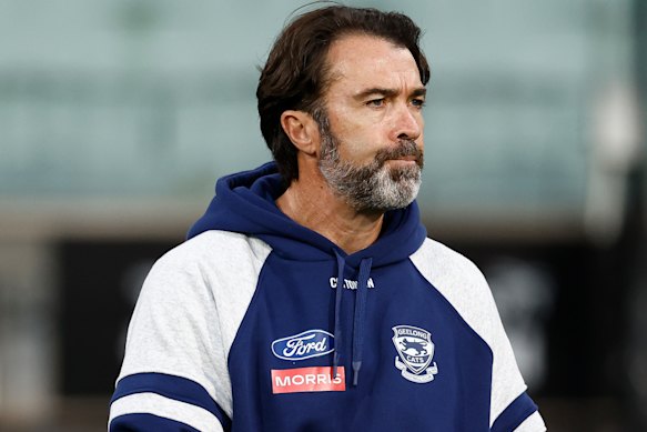 L'entraîneur de Geelong, Chris Scott, est également le chef du leadership et de la performance de Morris Finance et porte le logo de l'entreprise les jours de match.