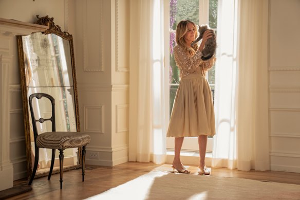 Carrie (Sarah Jessica Parker) - en talons - et chaussure le chat et juste comme ça…