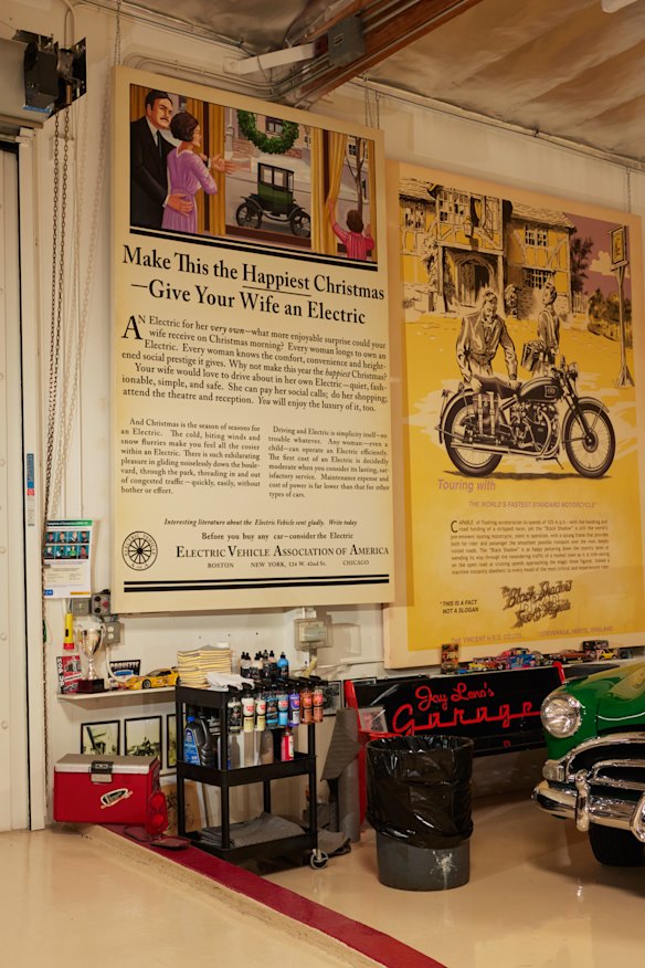 Une reproduction d'une annonce, à gauche, pour un premier véhicule électrique américain, sur les murs de la collection de Jay Leno.