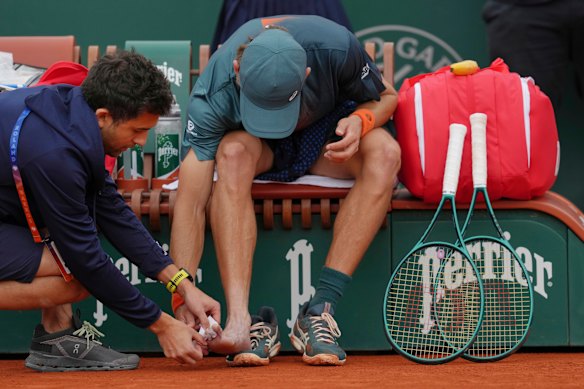 De Minaur a pris un temps mort médical après le deuxième set pour que ses orteils se réchauffent.