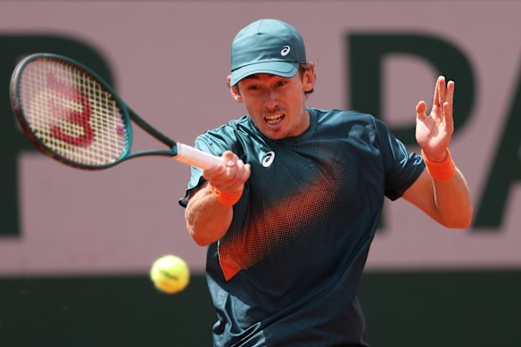 De Minaur en action sur l'argile rouge de Paris.