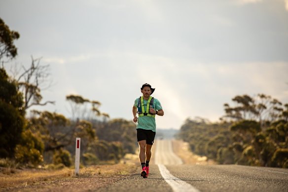 Chris Turnbull traversant l'Australie en 2023.