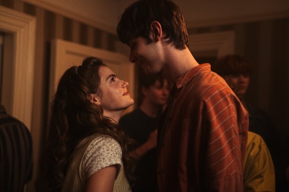 Florence Hunt et Rory Walton-Smith jouent aux adolescents frappés par Alison et Dan dans Mix Tape.