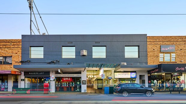 L'arcade du village dans cette image de document se trouve au 70 Doncaster Road, Balwyn North.