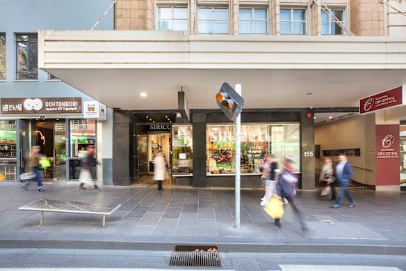 La boutique et le sous-sol du 151 Bourke Street, illustré dans cette image de document, sont à vendre.