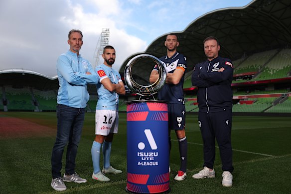 Aziz Behich de Melbourne City, entraîneur de Melbourne City, Aurelio Vidmar, entraîneur-chef de la victoire, Arthur Diles et Roderick Miranda de la victoire posent avec le trophée.