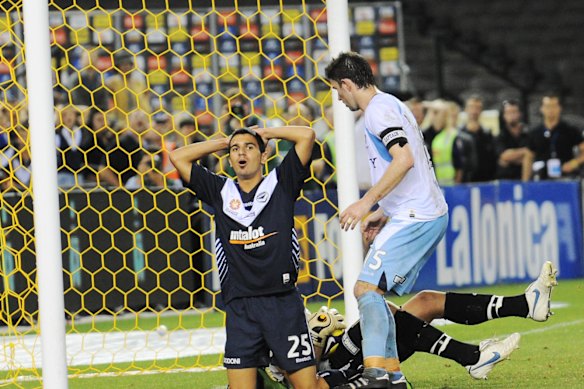 Aziz Behich de Victory manque une occasion en or de marquer en tant que Clint Bolton lors de la grande finale 2010 de la A-League.