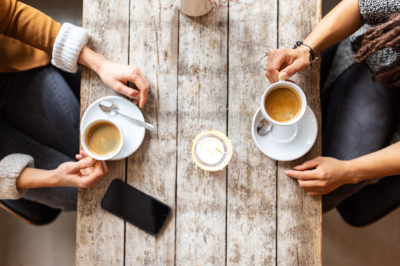 Rencontrer un ami pour un café le week-end est une bonne occasion d'oublier le travail.