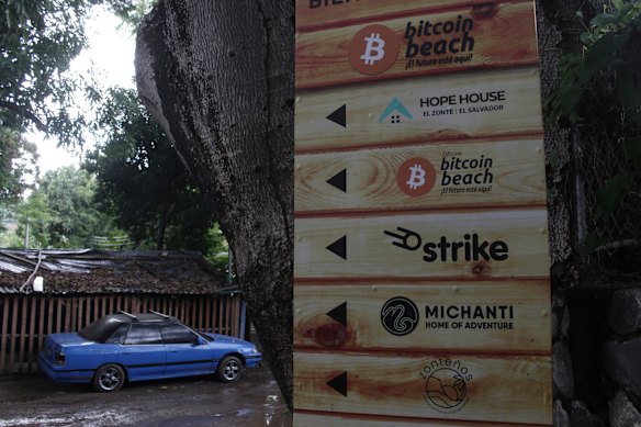 Un panneau annonçant l'acceptation du bitcoin dans les entreprises locales se situe à l'une des entrées d'El Zonte.