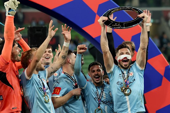 Mathew Leckie occupe le trophée du championnat A-League.