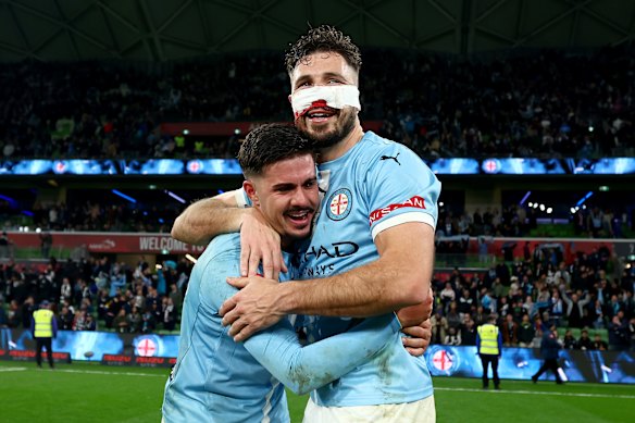 Marco Tilio de Melbourne City et Mathew Leckie Embrace après avoir remporté la grande finale de la A-League.
