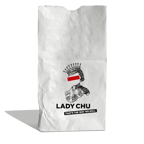Lady Chu Branding, qui présente le contour de sa photo de visa, une barre rouge à travers les yeux et Joan d'armure de style arc.