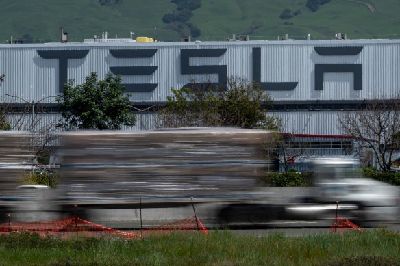 En juillet, Tesla a signalé une autre forte baisse des ventes trimestrielles, ce qui le préparait pour une baisse annuelle. Musk à l'époque a averti que le constructeur automobile était potentiellement «quelques quartiers difficiles» à venir.