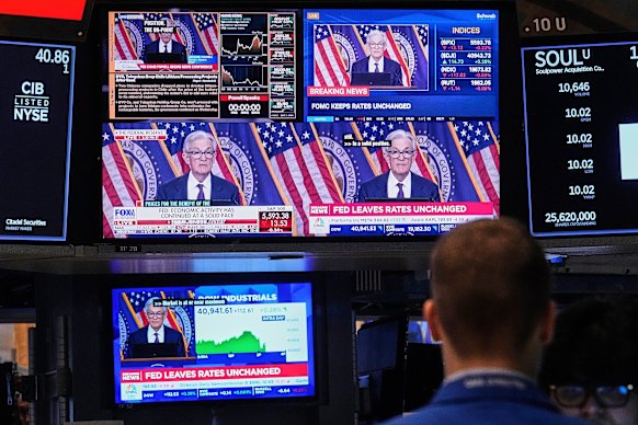 Les écrans sur un poste de négociation sur le parquet de la Bourse de New York montrent la conférence de presse du président de la Réserve fédérale Jerome Powell.