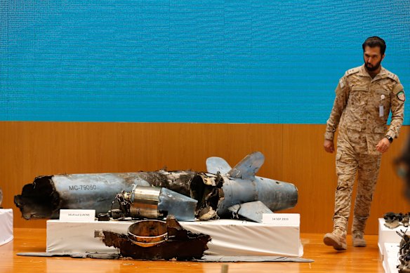 Un officier militaire saoudien marche à côté de ce qui a été décrit comme un missile de croisière iranien raté.