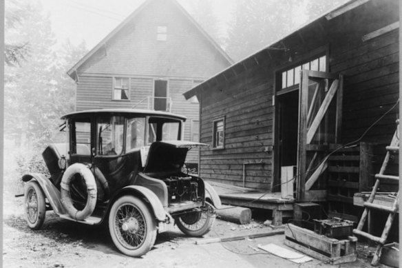 Une automobile électrique charge lors d'une visite de Seattle à Mount Rainier en 1919.