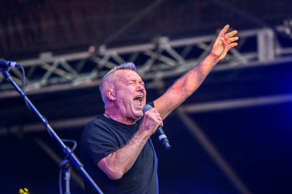 Jimmy Barnes se produit à Melbourne.