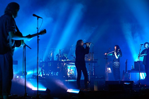 Presque tous les membres du groupe sont des multi-instrumentistes prodigieux.
