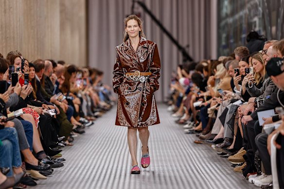 Boom Boom met l'accent sur l'excès des années 1980: Hilary Swank porte une tenue Miu Miu au défilé de mode Paris pour le printemps / été 2025.