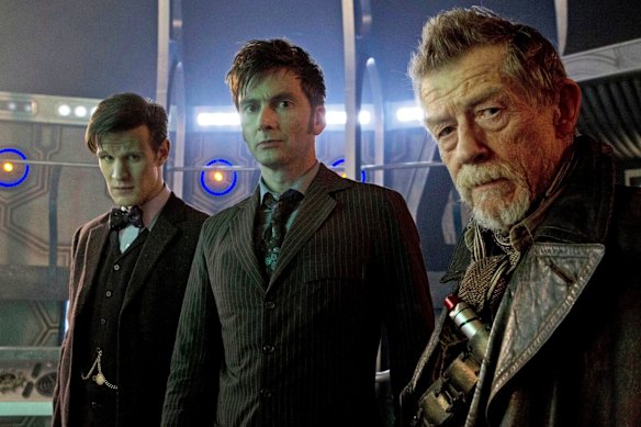 Matt Smith (à gauche) en tant que 11e médecin, avec David Tennant comme 10e docteur, et John a blessé en tant que médecin de guerre au 50e anniversaire spécial le jour du médecin.