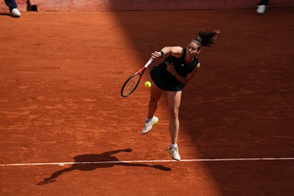 Daria Kasatkina joue un coup.