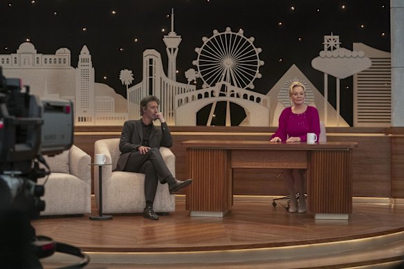 Eric Balfour (à gauche) incarne Ethan Sommers, un invité controversé sur la fin de la nuit avec Deborah Vance.