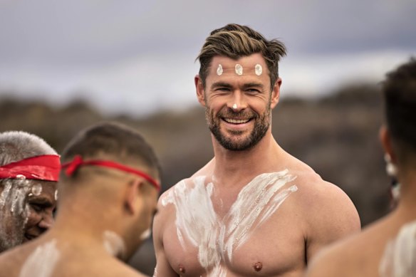 Dans Limitless, l'acteur Chris Hemsworth se pousse à de nouvelles limites, notamment en participant à une cérémonie culturelle indigène.