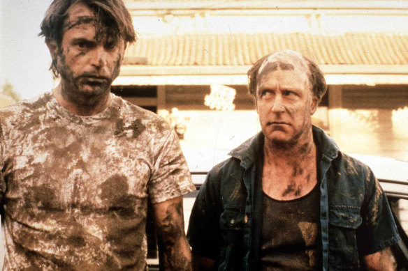 Sam Neill (à gauche) et John Clarke dans la mort à Brunswick (1990).