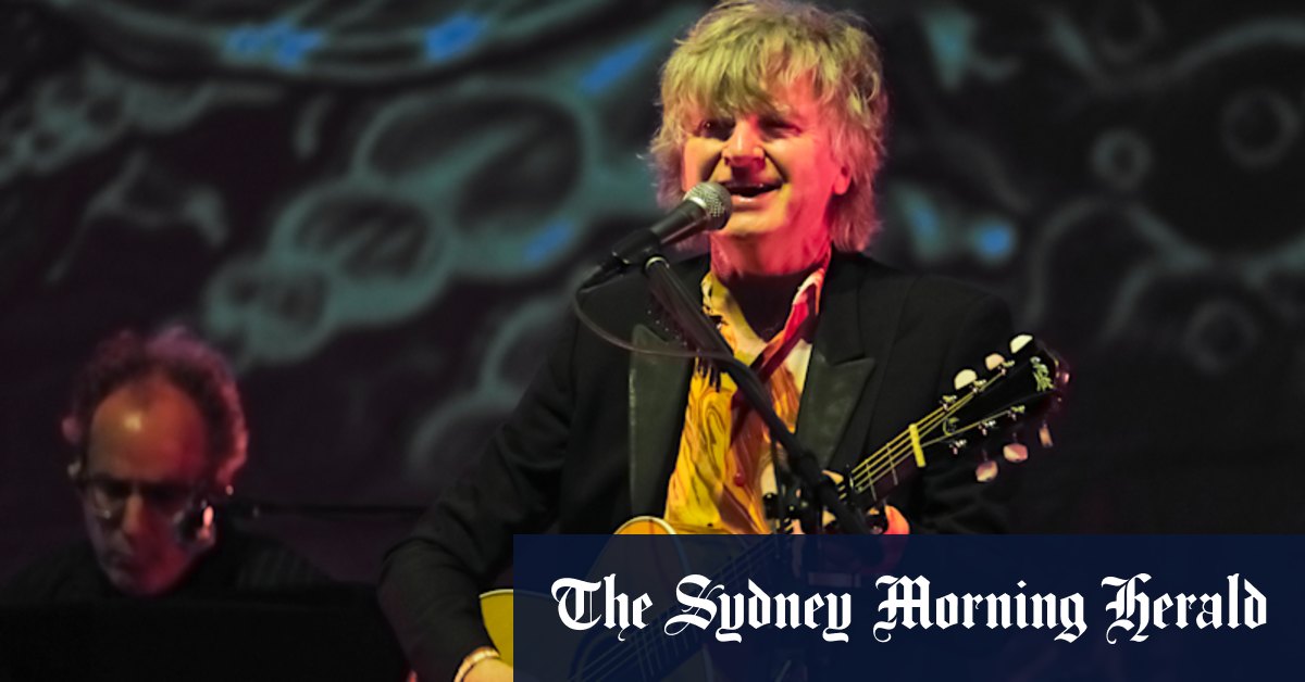 Quelque chose de si fort ramène Neil Finn sur la route ouverte, même 40 ans sur
