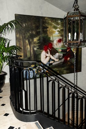 Sur certains des murs de Maison Batard, il y a des reproductions de peintures françaises avec des visages aubordés de peinture rouge et couler des vêtements ou des corps nus.