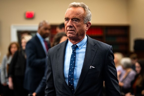 Le secrétaire américain à la santé et aux services sociaux, Robert F. Kennedy Jr, a été accusé par les critiques d'avoir sapé la science établie et de promouvoir des politiques de santé publique qui disent mettre la vie des enfants en danger.