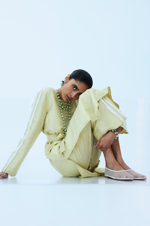 Lucy Folk Folk Tufted Wave Silk Robe, 1400 $, et pantalon Flare en soie à vagues tufted, 1100 $.