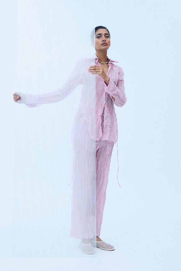 Christopher Esber Crushed Shirt, 975 $, et pantalon écrasé, 1150 $.