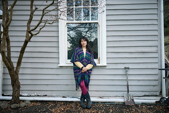 Ooms à l'extérieur de sa maison à la périphérie de Hobart. Elle dit que passer 70 jours dans le désert l'a changée. 