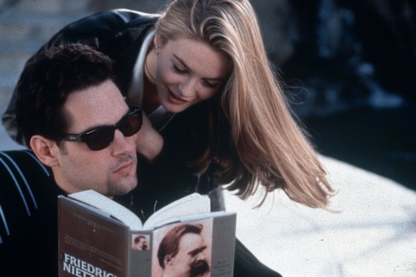 Alicia Silverstone et Paul Rudd dans Clueless.