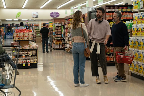 Cooper Raiff (Middle) dirige Betty Gilpin et Mark Ruffalo à Hal & Harper.