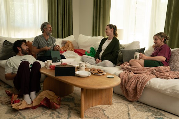 Hal (Cooper Raiff, à gauche) et sa sœur Harper (Lili Reinhart, Extrême droite) sont choqués quand ils découvrent que leur père (Mark Ruffalo) a un bébé avec sa petite amie Kate (Betty Gilpin) à Hal & Harper.