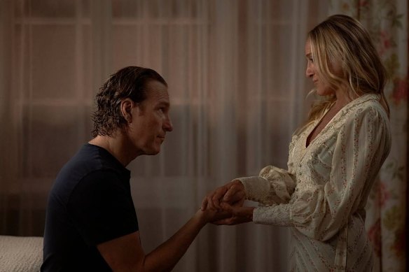 Une proposition déroutante. Aidan (John Corbett) et Carrie (Sarah Jessica Parker) et juste comme ça ...