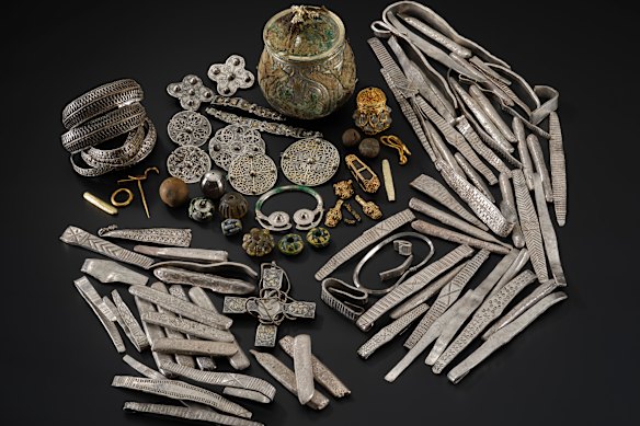 Les articles du Galloway Hoard, hébergés aux Musées National Scotland, viennent au Melbourne Museum.