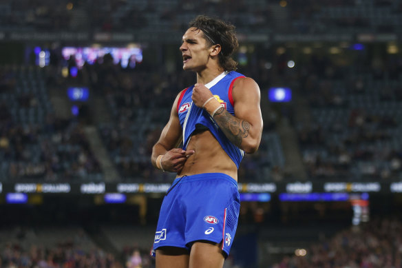 Jamarra Ugle-Hagan a recréé le célèbre geste de Nicky Winmar en faisant face à la couronne et en pointant sa peau en 2023.