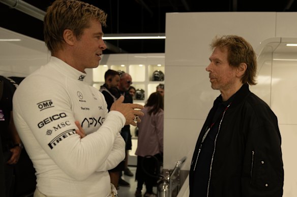 Brad Pitt et Jerry Bruckheimer sur le tournage de F1.