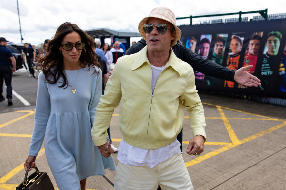Brad Pitt et sa petite amie Ines de Ramon au Grand Prix britannique 2024.
