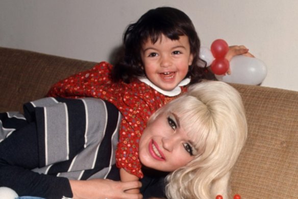Mariska Hargitay avec sa mère, Jayne Mansfield, chez ma mère Jayne.