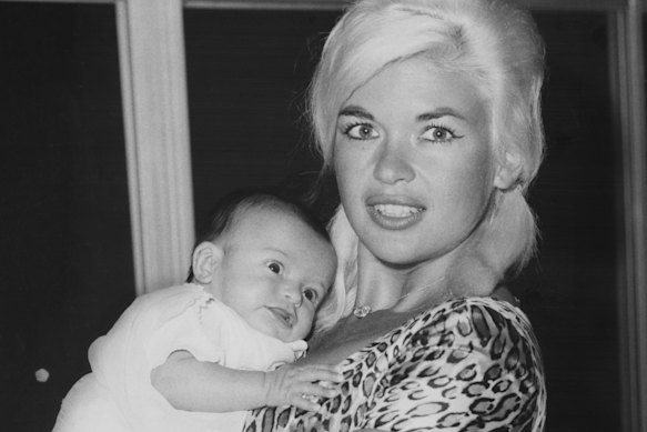 Mariska de six semaines avec sa mère en mars 1964.