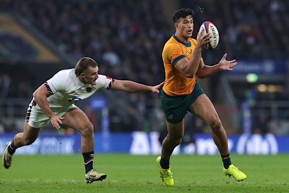 Joseph-Aaukuso Suaalii met en place Tom Wright pour un essai sur la tournée de printemps des Wallabies.