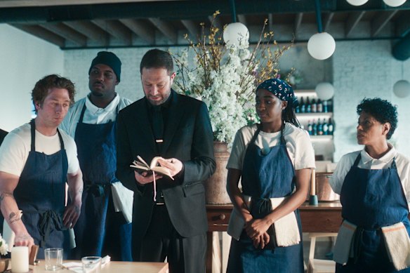 (De gauche à droite) Jeremy Allen White en tant que Carmen «Carmy» Berzatto, Lionel Boyce comme Marcus, Ebon Moss-Bachrach comme Richard «Richie» Jerimovich, Ayo Edebiri comme Sydney Adamu, et Liza Colón-Zayas comme Tina. 