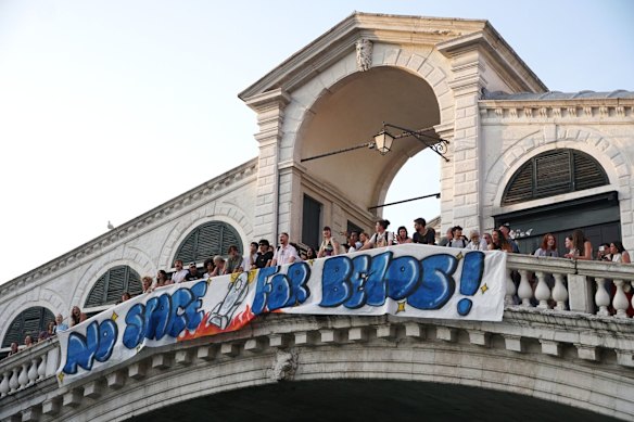 Vendredi, les militants de «No Space for Bezos» accrochent une bannière de protestation sur le pont Rialto à Venise.