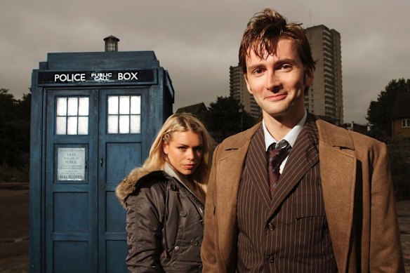 David Tennant en tant que docteur avec Billie Piper, comme son compagnon Rose, qui a été dévoilé en tant que 16e médecin de la série.