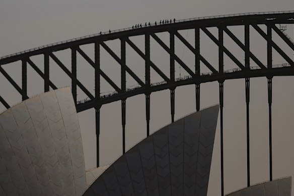 Une tempête de poussière de l'Australie du Sud frappée à la sécheresse a frappé la côte de la Nouvelle-Galles du Sud mardi matin.